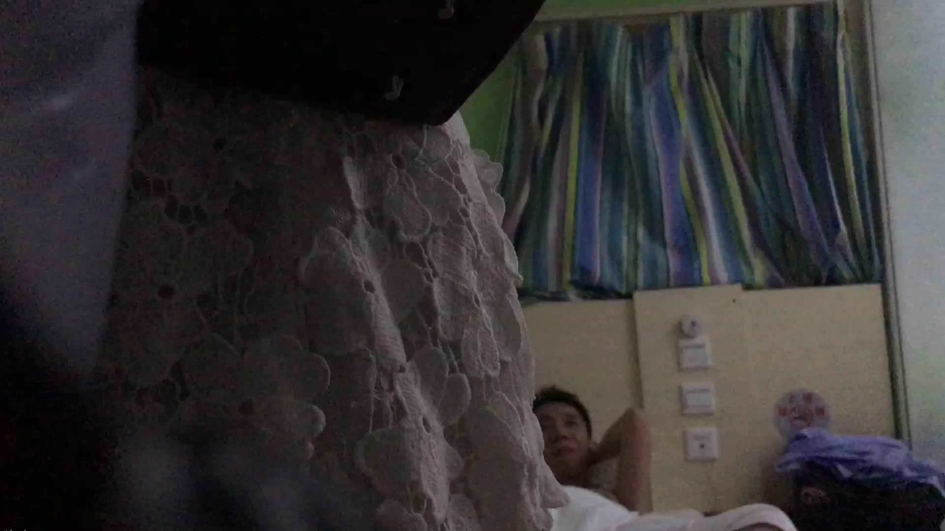 那种主观盈利目的资源，高价特殊渠道购买的非主观盈利目的性质的真实  泄密资源。非网上标题党和那些美颜镜头演戏带剧本，也不打马赛克，也不戴眼罩，露脸才是王道，我认为支持我的会员朋友们都是正常智商的人能分清是真实的还是假的。00后反差婊被富二代男友健身房操，酒吧蹦迪后带纹身大骚逼回家操，ktv女友口暴，还有真实良家少妇，各种真实约炮，全部视频无论男女无马赛克，，只发露脸，不露脸不发，真实刺激“点此查看更多