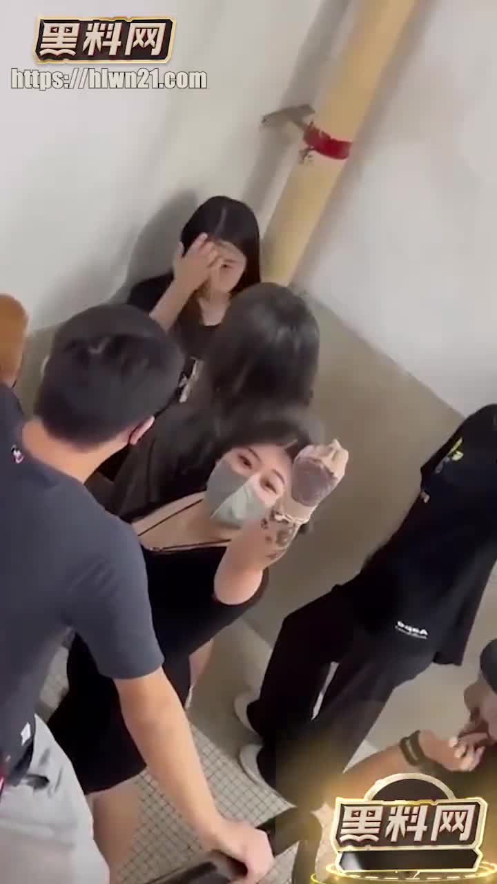 广东某学校再现霸凌事件可爱清纯小美女遭一群精神小伙小妹扇耳光霸凌！