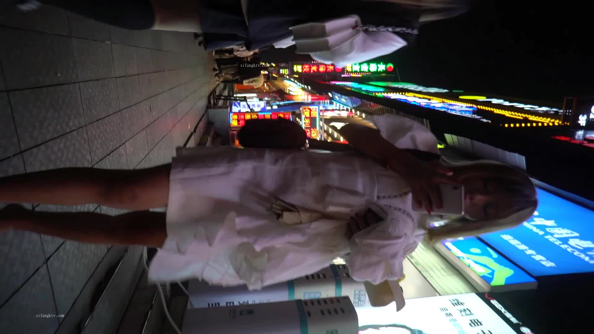 炸裂，夜市跟拍抄底白色连衣裙美女小姐姐，表里不一居然真空逛街，鲍鱼简直太肥了