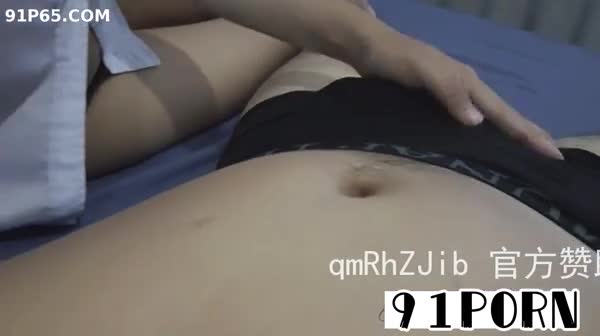 戴眼镜大一女同学宿舍无套内射，疯狂娇喘呻吟