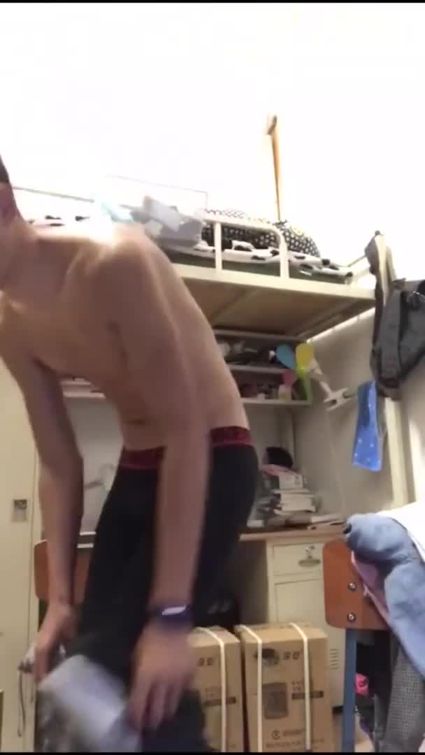 #短片也精彩，直男体育生，宿舍发骚撸社速游VPN跑满千兆只做最快