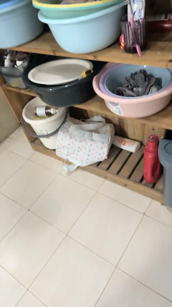 【大学宿舍的乐趣】，偷拍室友，聊八卦打游戏上厕所，蚊帐内骚逼一抠一手水，真实刺激必看点此查看更多