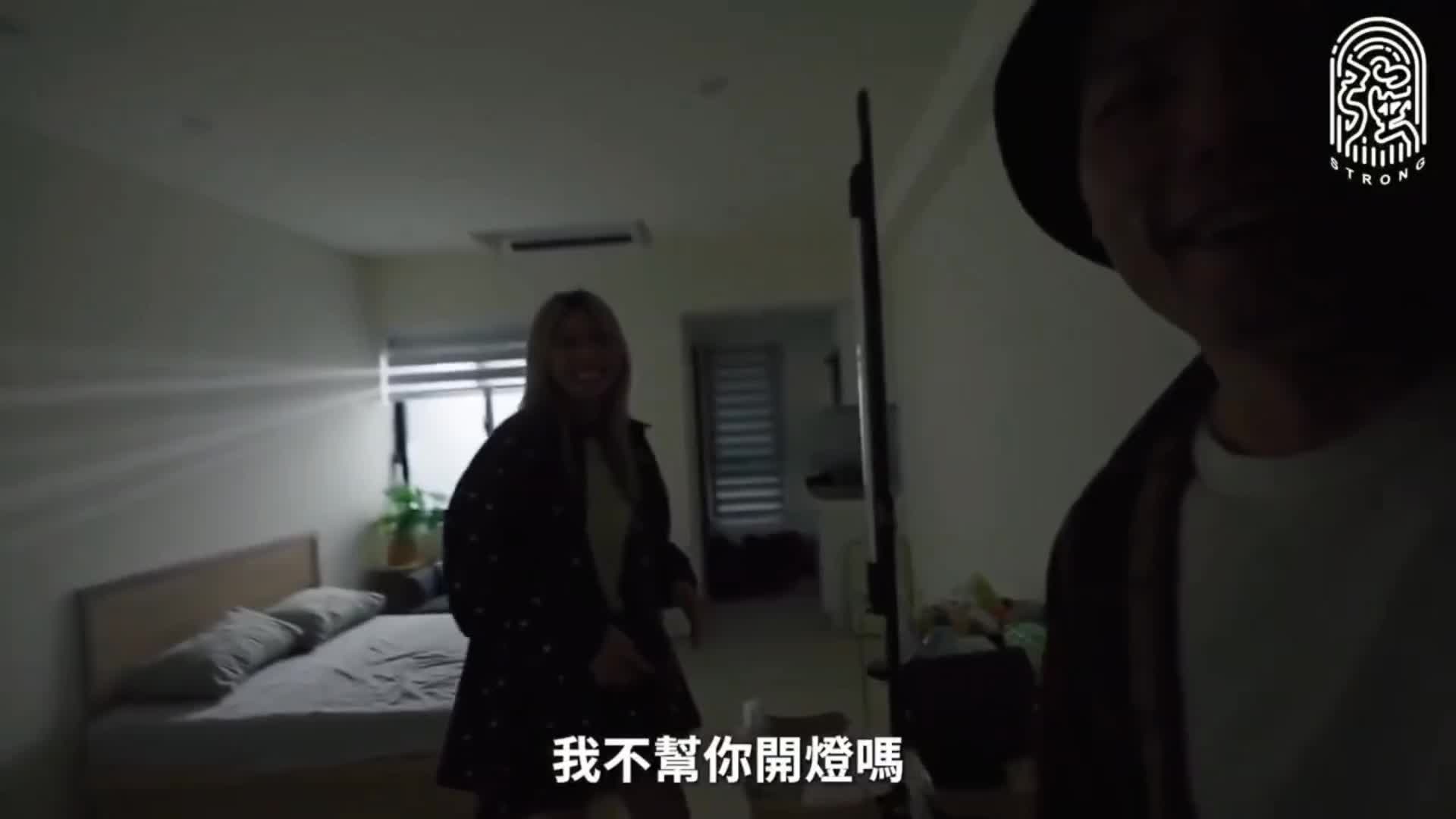 光头猛男与台湾性欲超强身材苗条的正妹合作性爱，精油涂抹全身，肌肉型猛男与娇小身材大战，稍微用点力就会被艹坏#曾强 #黎芷媗 #精油