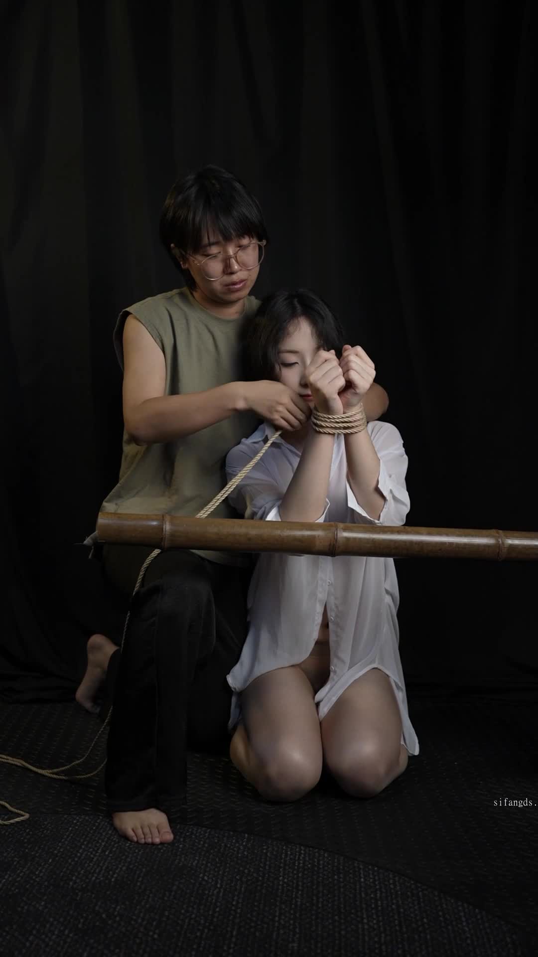 精品推荐 推特大神摄影师【Tiger胖虎】出品药娘『花花』 绳艺捆绑被『唯唯』无情玩弄奶头仙女棒