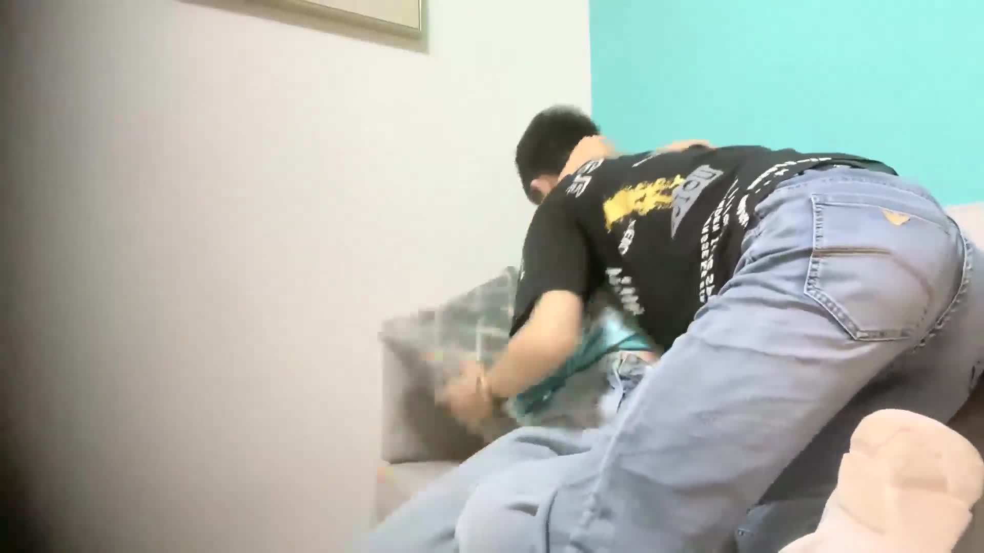 小伙约炮腼腆大学生，反差感十足，青涩稚嫩的感觉，短裤都干破洞了#同城 #约炮 #大学生 #精神小伙