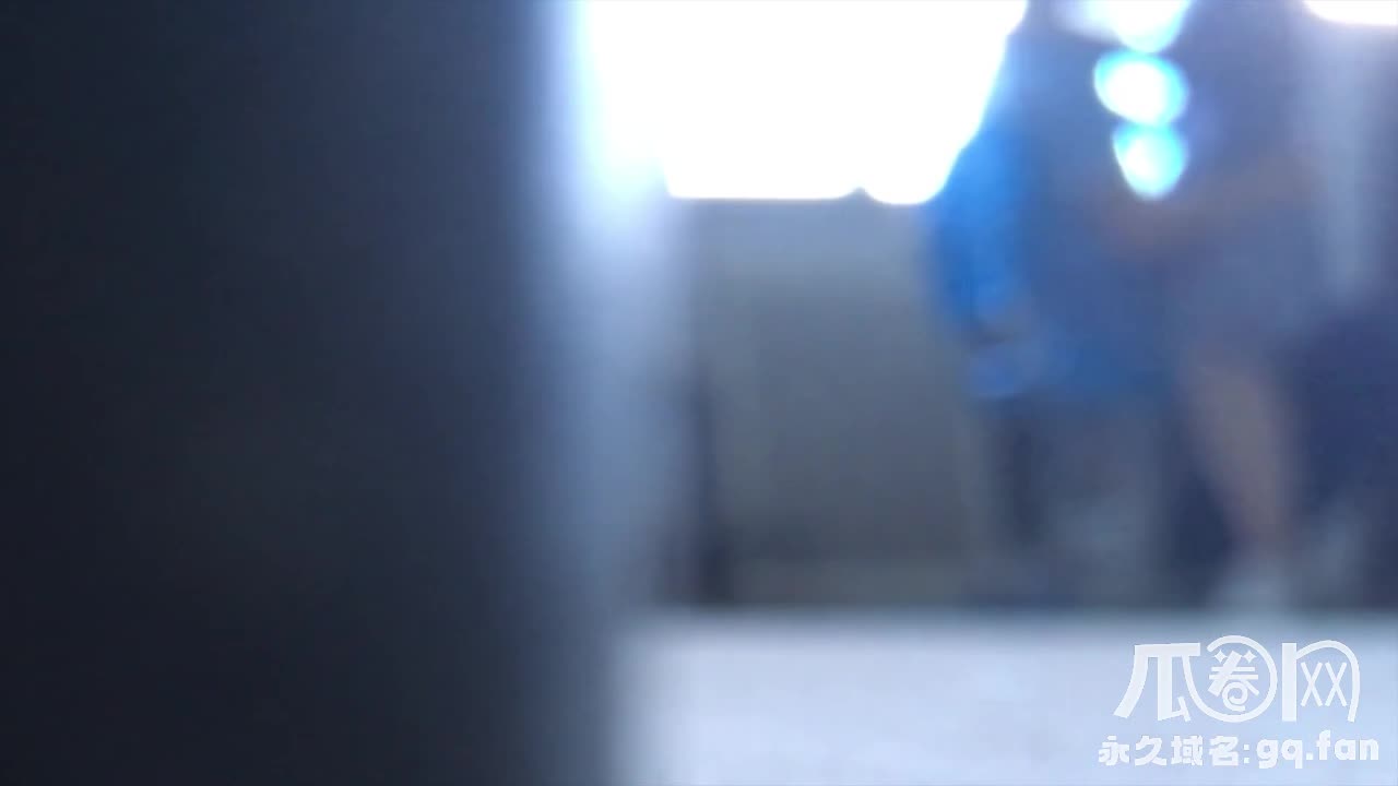 莆田六中教室门！学生情侣在科学楼教室骑乘做爱 看到有人过来吓得赶紧穿裤子！学校里寻找刺激的小情侣是最多的，教室、卫生间、没有人的教学楼，都能成为他们的性爱乐园！莆田六中教室门事件，说的是一对高中生情侣饥渴难耐直接在科学楼的教室做爱，女生脱掉内裤后骑坐在男生的大腿上，而男生则早早的拉开了裤子上的拉链，后来有人过来后两人才草草收场！点此查看更多