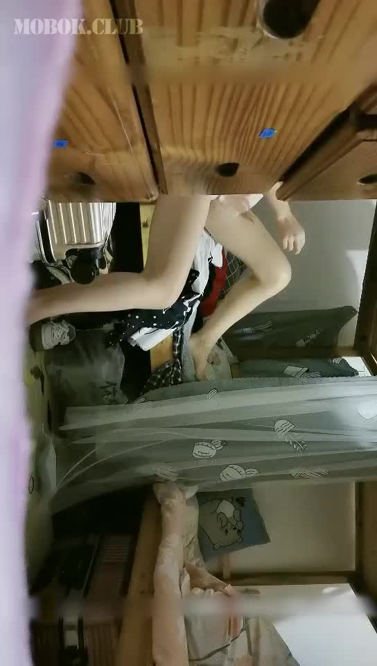 当代大学生寝室的真实生活,室友都上课去了,大二小学妹逃课在宿舍露鲍紫薇,小茓太润了