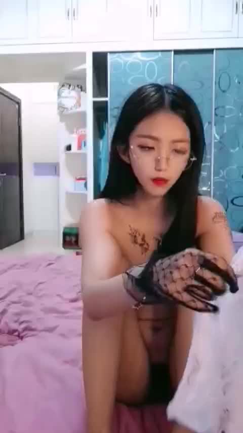 『第一色』御姐范带着眼镜美妞激情大战头套男舔屌 #偷拍