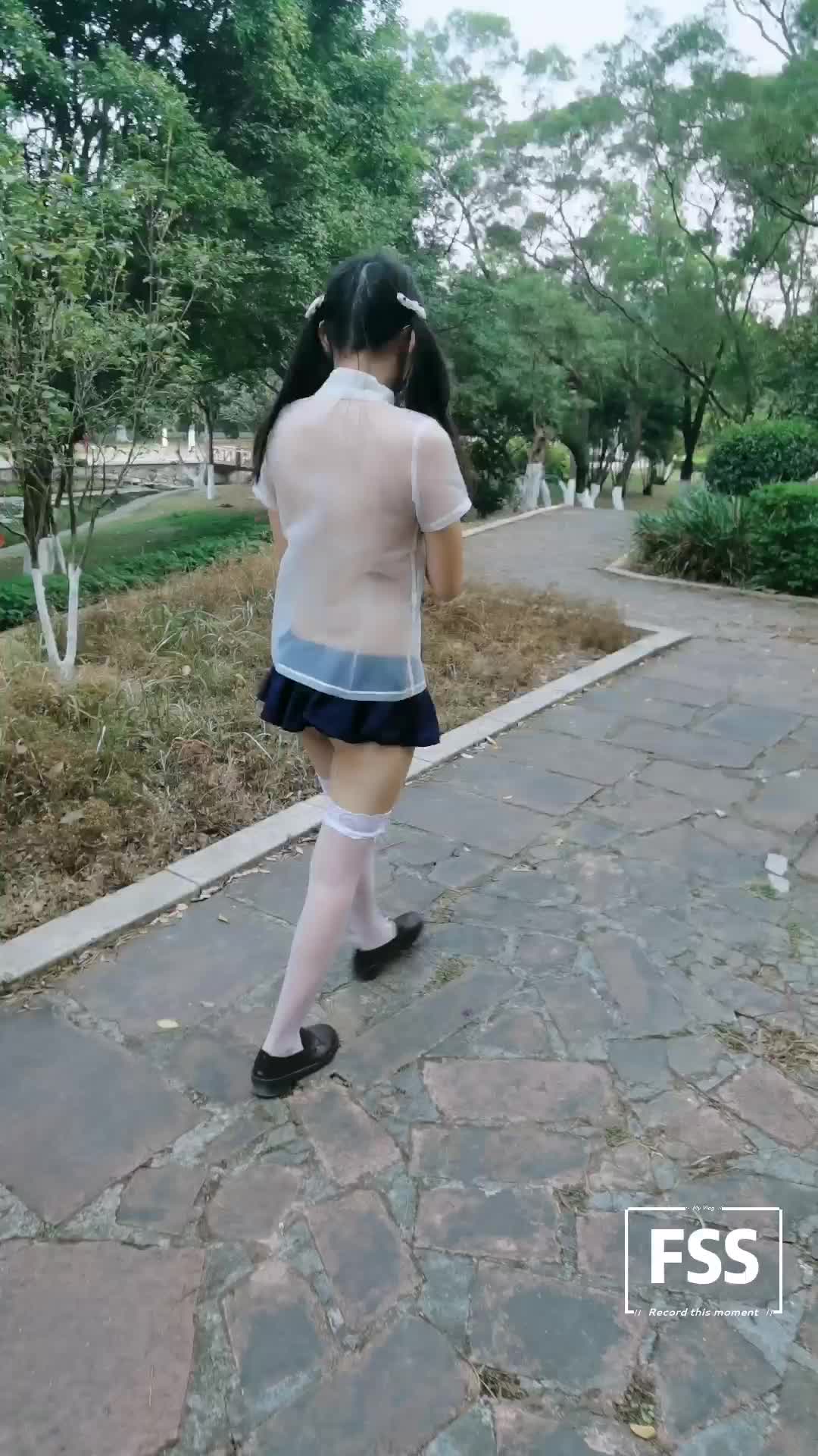 最新知名fss户外露出网红『雪露儿』公园凉亭学生装脱衣全裸给对面的五位陌生小哥哥看 高清1080p原版无水印