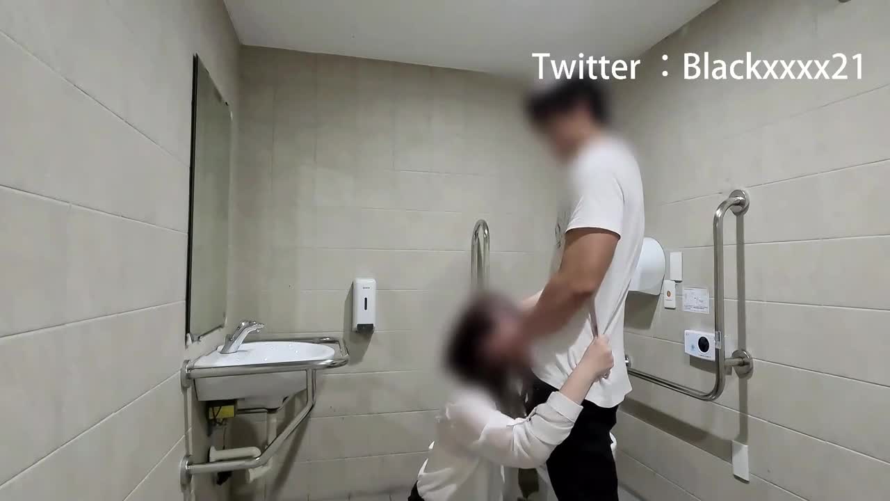 -嬌羞短髮OL-停車場公廁内射