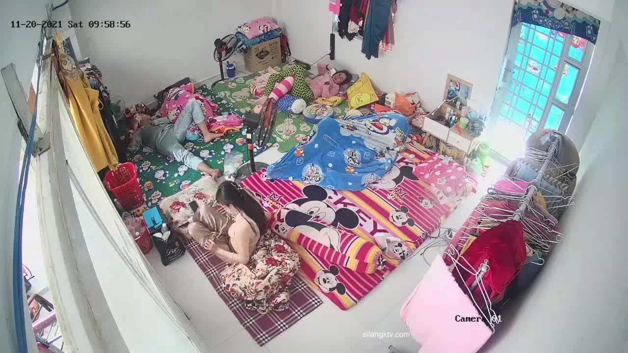 #偷拍 偷拍 #宿舍 #监控 宿舍监控偸拍 附近大酒店上班的几位妹子日常换衣 身材好好 皮肤好白 奶子好大 上班不用穿胸罩，直接套上礼服就出门