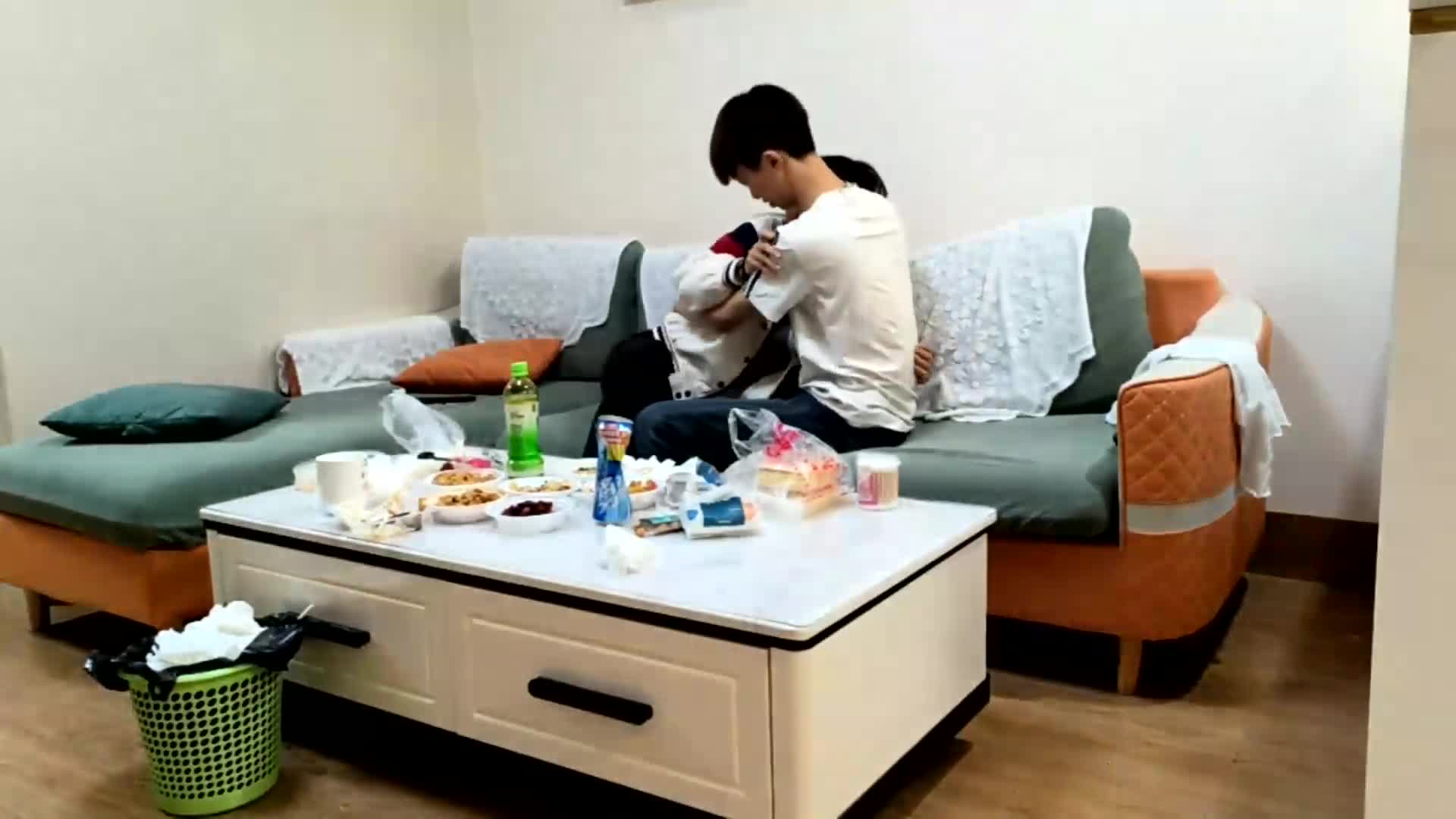 小伙一步一步诱导小女友，脱下她的衣服，打开她的心房，进入她的身体，奴隶她，占用她，小女友甘之如饴  #情侣 #口交 #69 #骑射