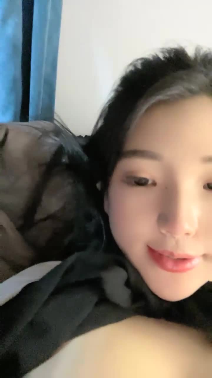 #大二学妹 宿舍诱惑！超棒身材大奶肥穴，一线天馒头B