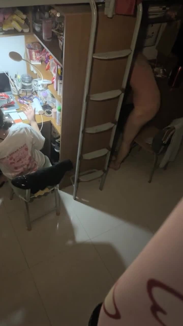 小小年纪就那么骚 宿舍里偷拍自慰速游VPN跑满千兆只做最快