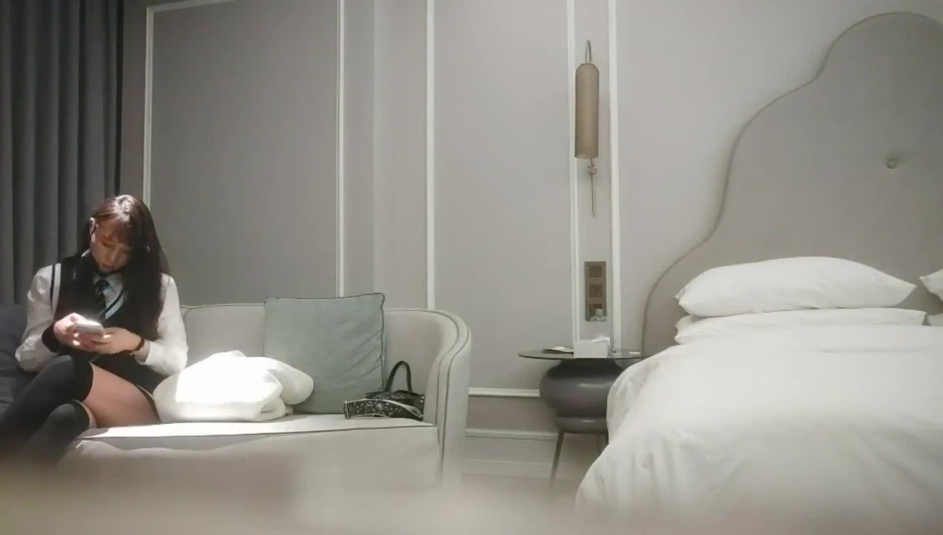 【利哥探花】大胸御姐今夜来相伴，风骚妩媚，要舔穴害羞的连忙遮挡，打桩机暴力抽插浪叫连连高潮阵阵