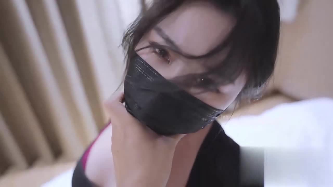 穿着长筒袜和高跟鞋的性感寡妇与男子发生婚外情