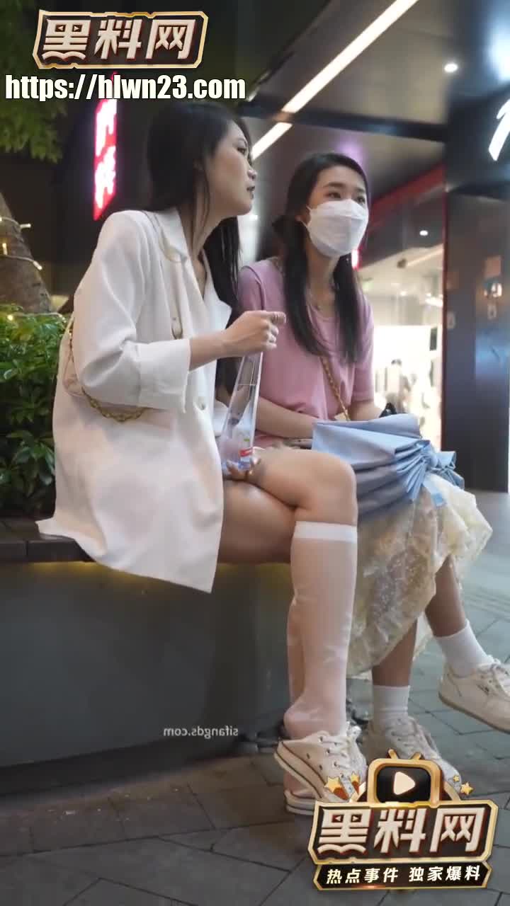 裙底一条缝独爱JK风KFC最新抄底偷拍女神少妇学生嫩妹应有尽有跟拍JK嫩妹从商场到电梯！