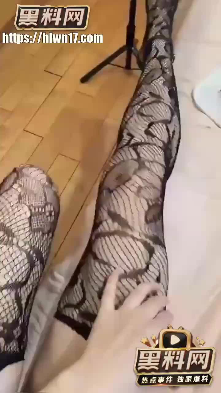 快手反差网红亦可馨大尺度视频流出外表气质少妇私下却是饥渴难耐爱自慰的小淫娃！