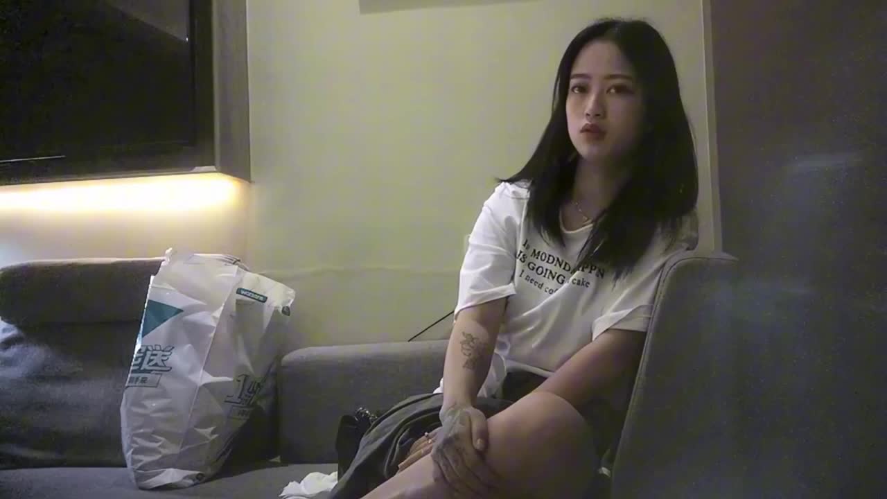 漂亮清纯小姐姐 抹的油 你怕我没水吗 等一下你轻一点 啊啊哥哥不要不要 被大鸡吧操的哥哥叫不停