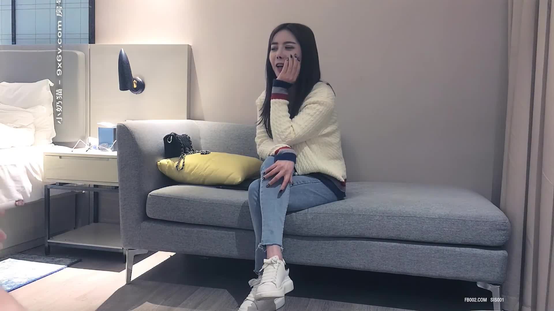 【#探花精选】约操高颜值外围小姐姐，猛男暴击从沙发战斗到穿上