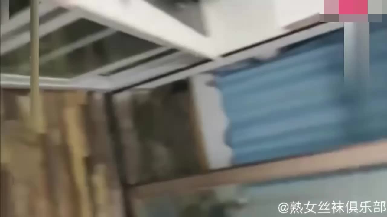成都真实母子乱伦淫荡骚妈穿情趣内衣给儿子做大保健