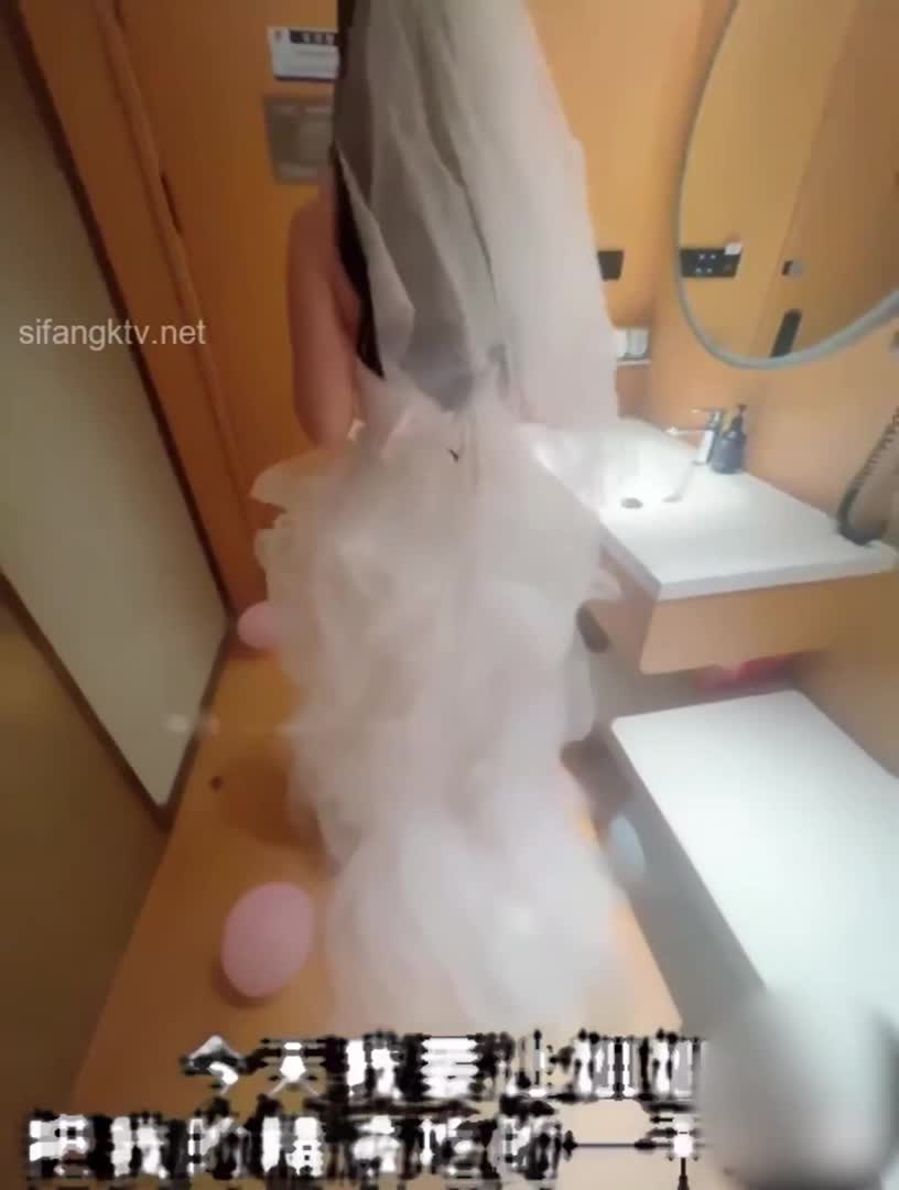 趁给姐姐过生日买套婚纱让她穿上做爱又喷水了