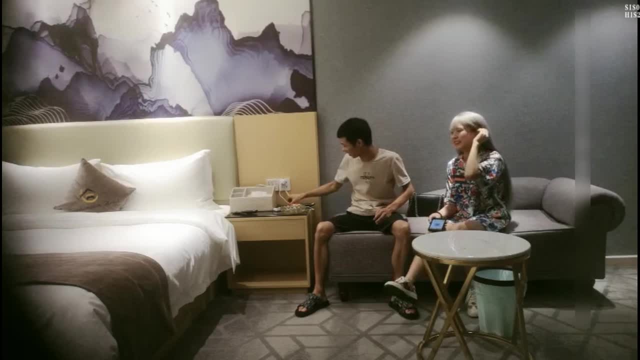 别看男的瘦小，却把精致漂亮小美女操的哇哇叫