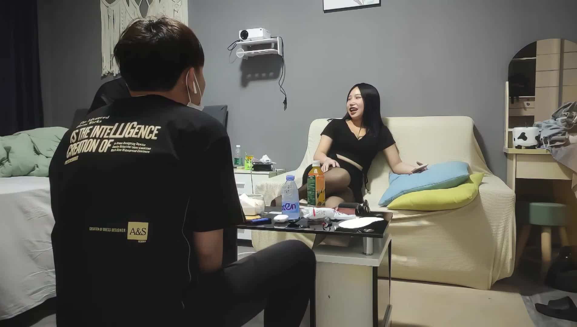 【探花精选】40岁漂亮人妻，极品大胸，骚气逼人，大胸弹力十足，聊天洗澡打炮，又赚钱又享受这趟值了