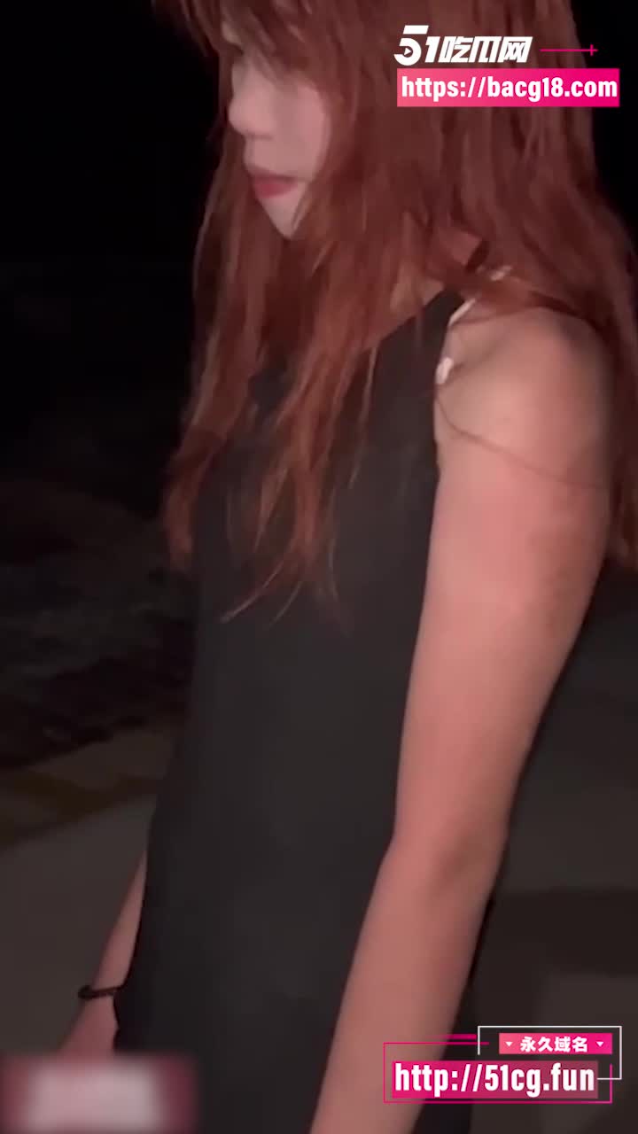 深夜街头红发小美女被一群混混性骚扰 强行脱光衣服拍摄嫩鲍 简直就是一群畜生啊！#黑料 #一线天 #嫩逼 #吃瓜