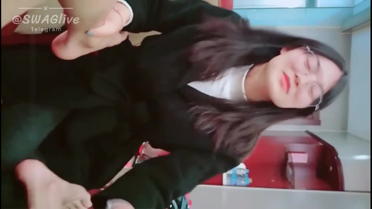 外表清纯斯文知性大学生闷骚眼镜妹内心淫荡至极不停挑逗男友还说来呀来呀实在受不了按倒床上扒光尽情发泄国语对白_00_00_07_