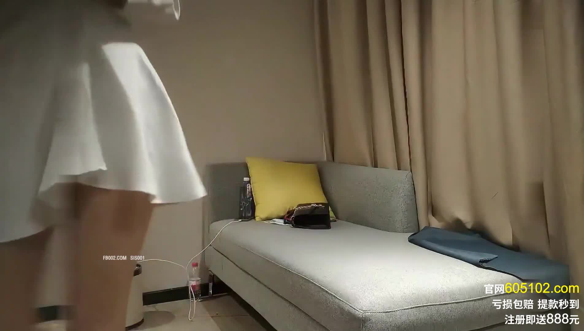 【探花精选】高价网约车模小姐姐，魔鬼身材温柔配合，沙发掰穴粉嫩鲍鱼清晰可见