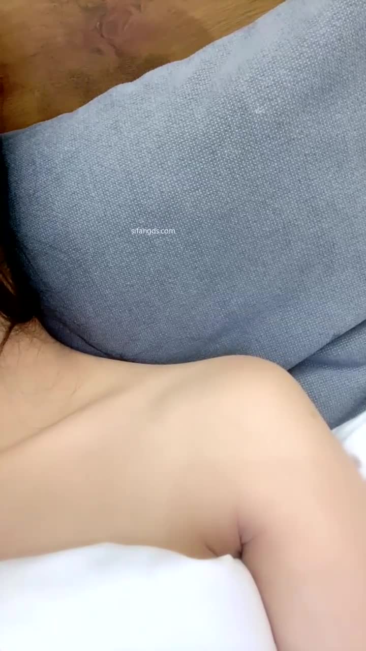 是雪儿吖】一股骚味 平胸柳腰蜜臀 坐骑鸡巴性感摇 高潮的出水爆白浆