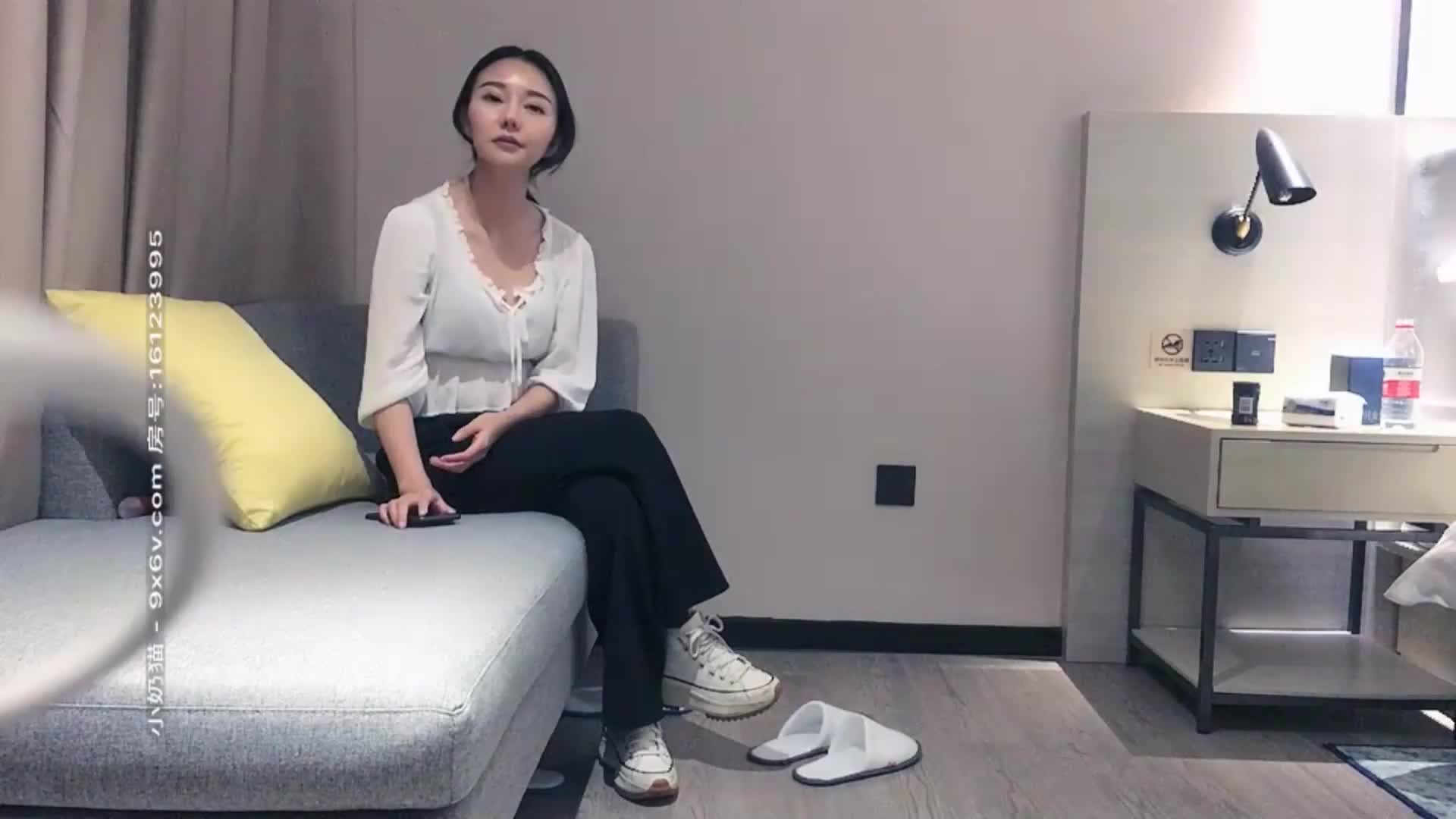 【#太子探花】约了个黑裤妹子啪啪，口交舔弄沙发上位骑坐性感屁股抽插猛操