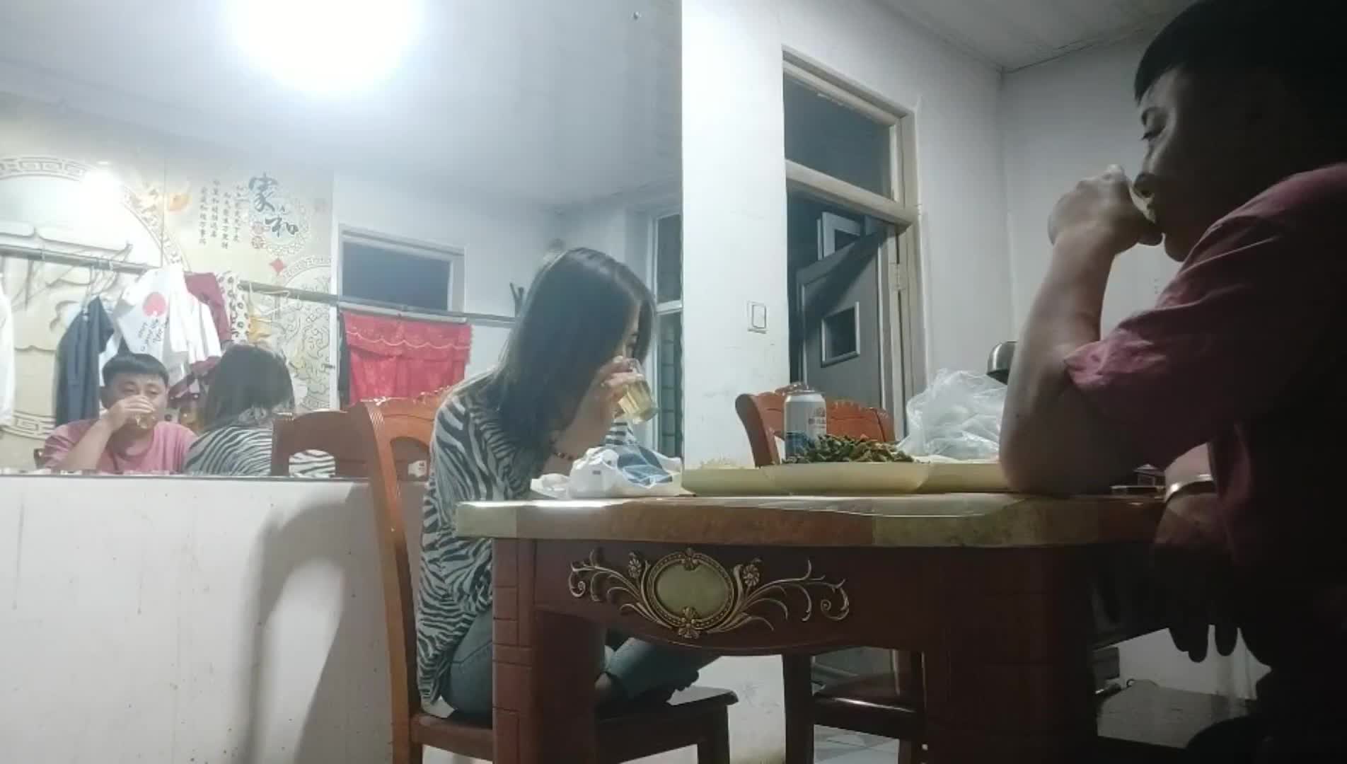 【大内密探探花】再约良家骚女，吃饱喝足再开操，开档黑丝猛扣穴，怼着大屁股尽情输出