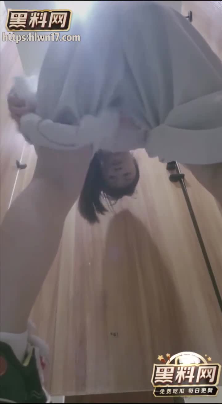 1月私房偷拍大神商场女厕全景后拍上大号极品小仙女拉粑粑粉嫩菊花漂亮BB全方位展示！