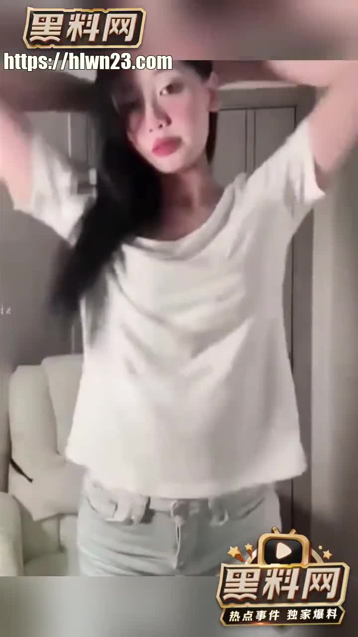 抖音30万粉丝性感网红pop细腰丰臀巨乳清纯韵味满足趴在床上为大哥口交骑乘！