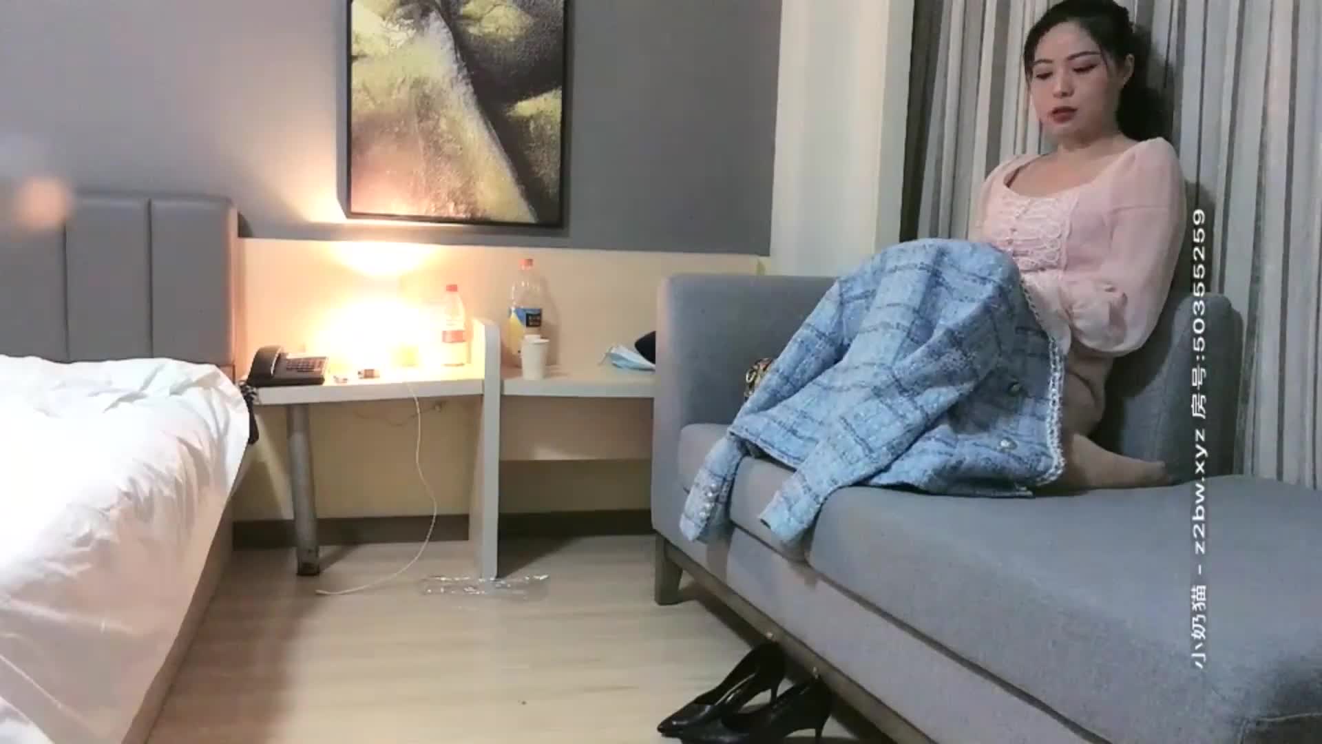 【#肌肉佬探花】约了个马尾少妇两男一女激情啪啪，跪着口交舔弄前后一起抽插猛操呻吟娇喘