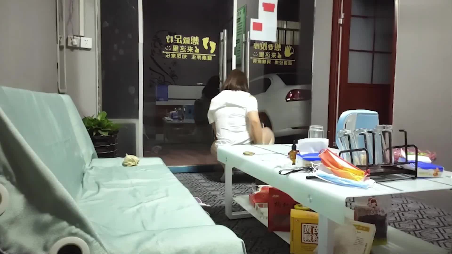 城中村红灯区老板娘跳艳舞勾引路人到店里按摩啪啪啪