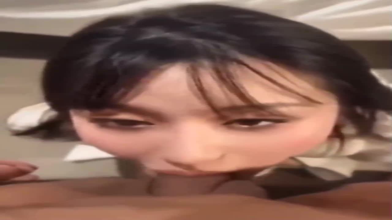 女大学生交不起保护费，只好给社会纹身大哥当母狗性奴来偿还全网搜索