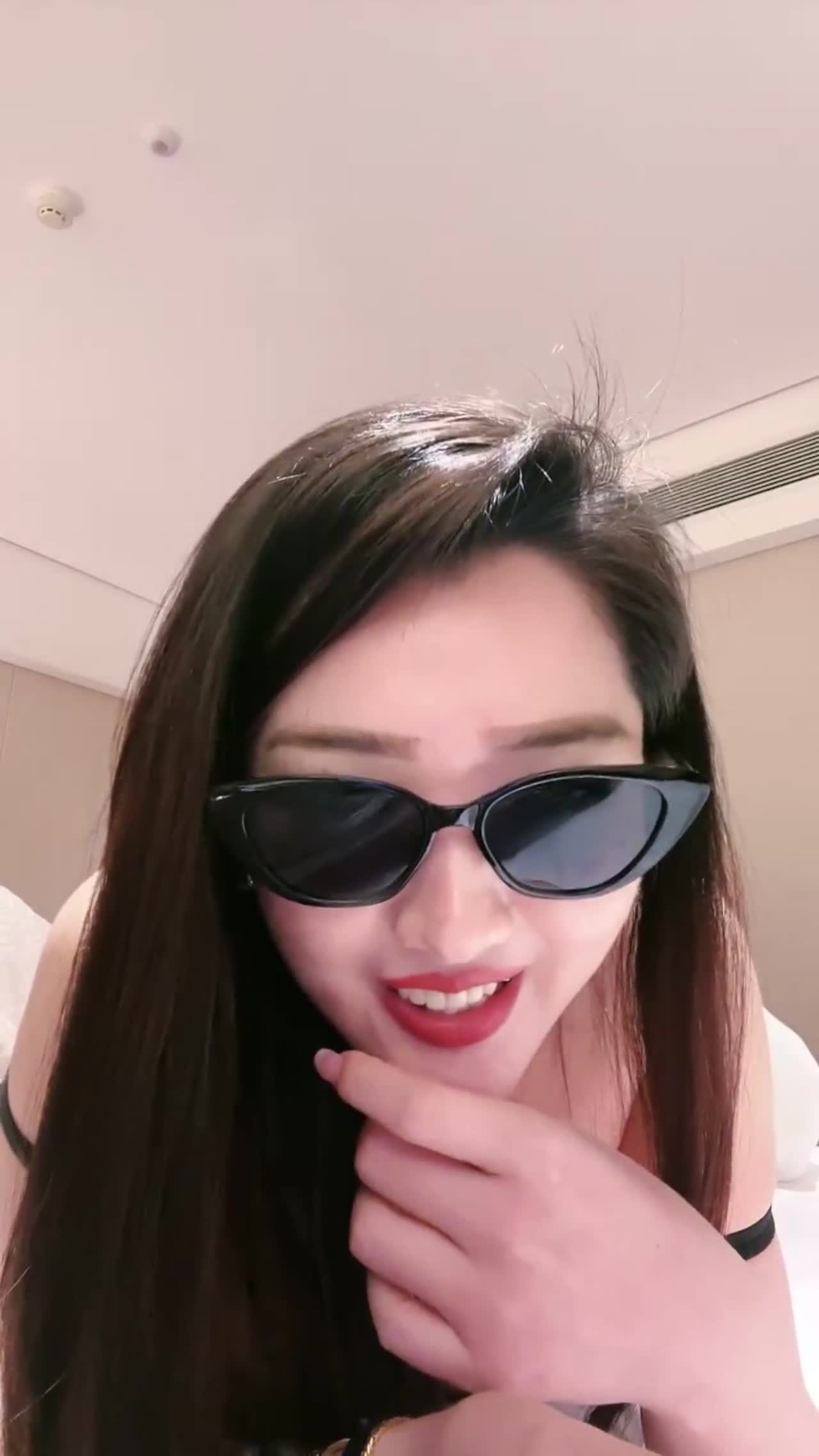 直播尖下巴网红骚货酒店约操秃头男