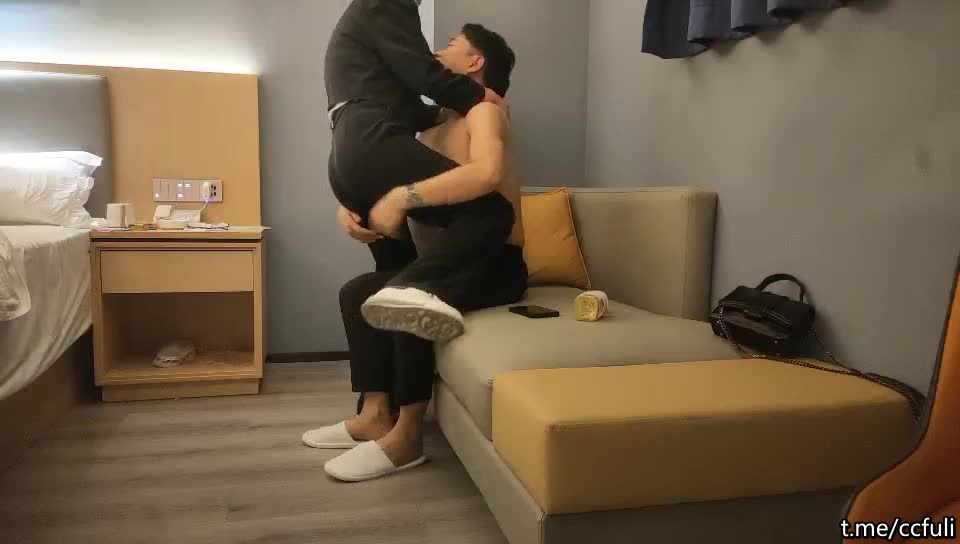 【#锤子探花】04-27挺漂亮小姐姐3P激情，双男一个舔逼一个插嘴，扶腰后入猛顶，骑坐姿势爆操