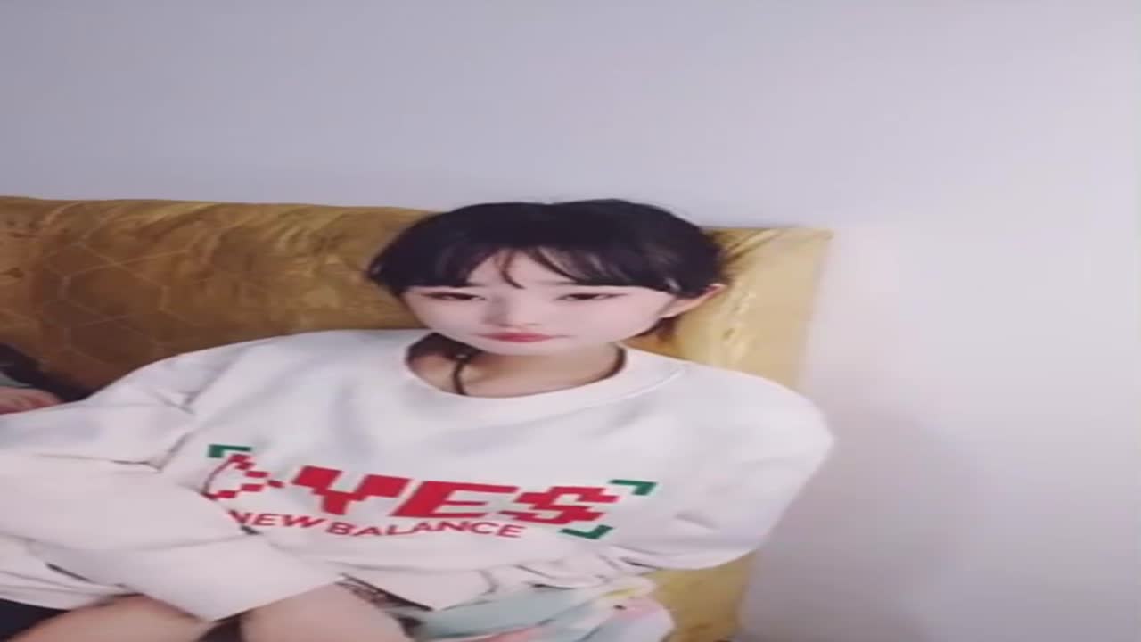 【18岁粉妹子居然有着180CM的裸高】逆天大长腿，小哥突然显得小鸟依人 尴尬了全网搜索