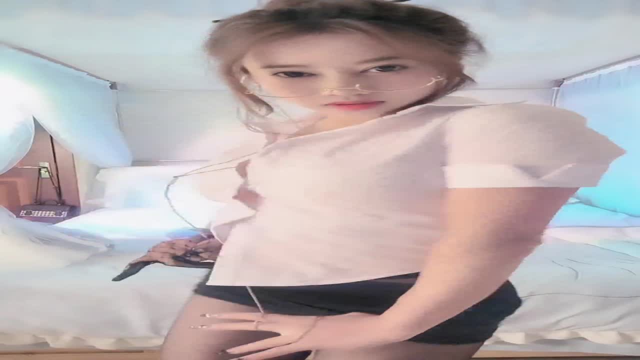 【#喵喵儿_漂亮熟女深夜寂寞难耐！疯狂抠逼水流成河2
