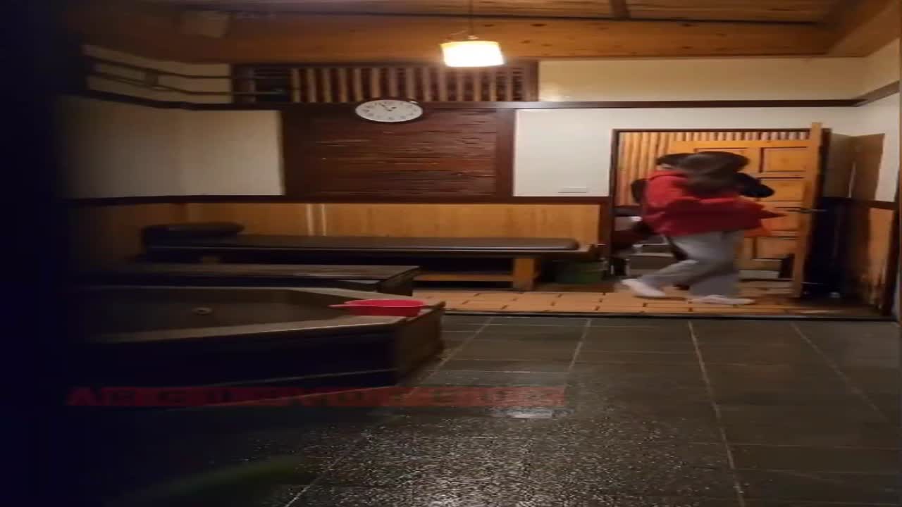 情侣私人温泉旅馆被工作人员暗藏摄像头偷拍传网络,受害女崩溃大哭全网搜索