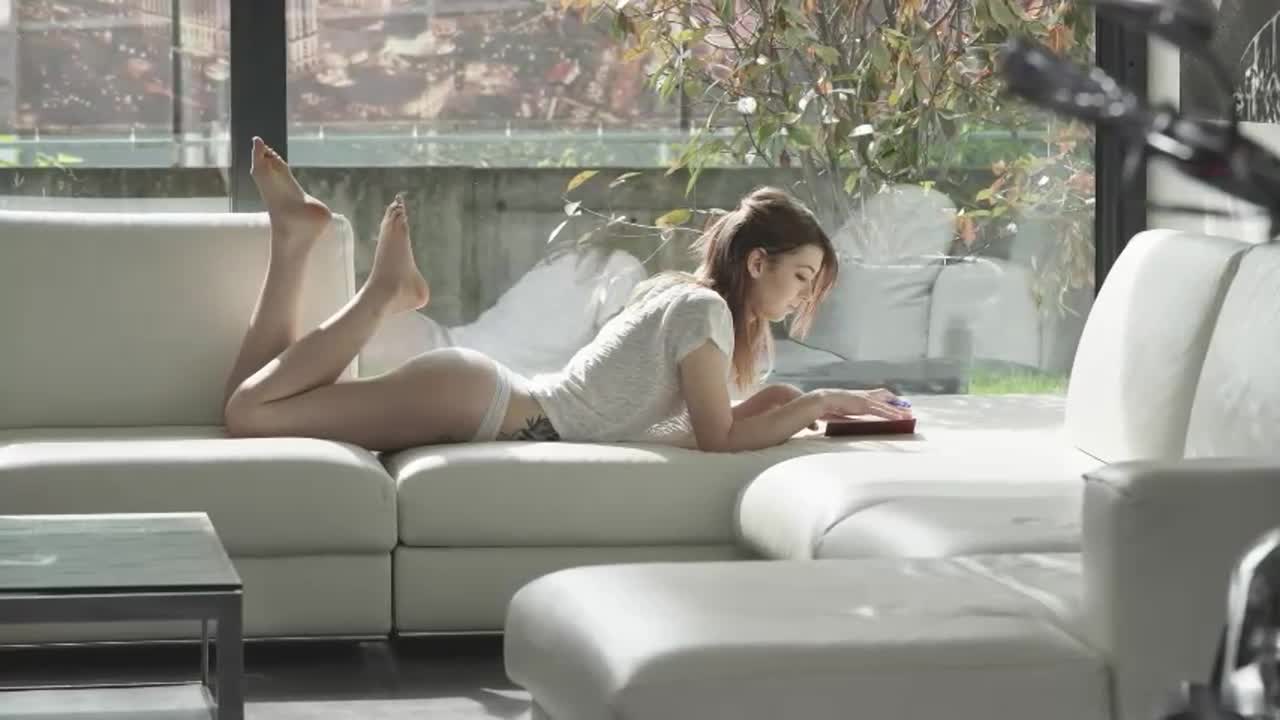 漂亮小姐姐被按在餐台抽插，精液都射在她奶子上全网搜索