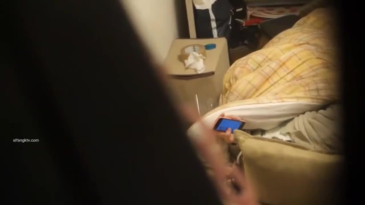 【泄密流出】出租屋拍摄到的极品妹子卫生间洗澡 一边自慰一边看手机 逼毛浓密超诱惑全网搜索