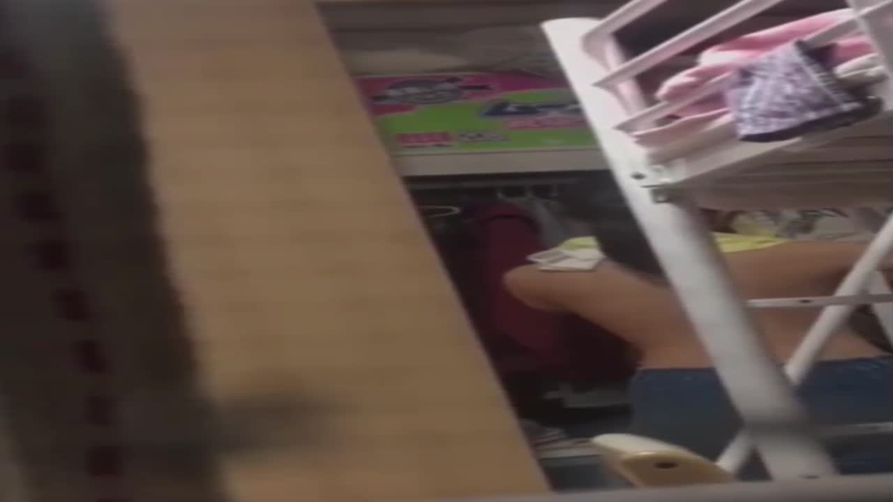 [宿舍偷拍] 某高校一楼女宿舍窗外偷拍 学妹在宿舍换衣服 白嫩的肉体就近在咫尺全网搜索
