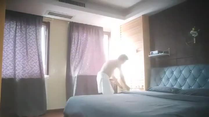 【淫乱人妻】绿帽老公找两大学生操爱妻 人妻裸体SPA轮着都插一炮全网搜索
