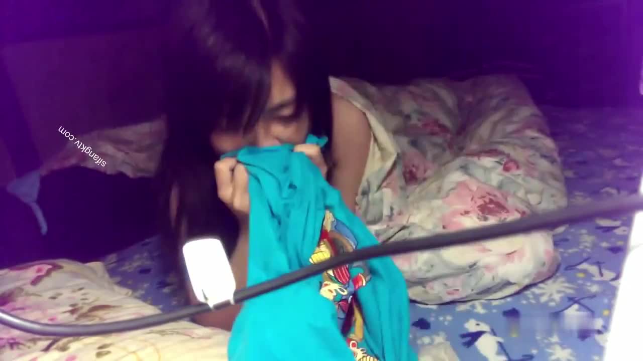 偷偷潜入学妹的宿舍里狂干小学妹还是挺乖的无力反抗乖乖顺从全网搜索
