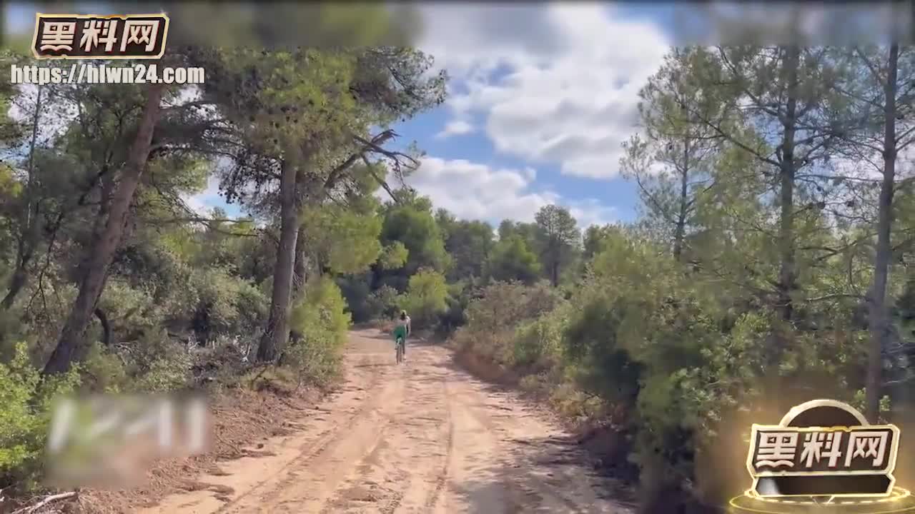 骑行圈惊现露出野战视频约女伴野外骑行边做边脱衣物散落一地视觉冲击力爆炸！